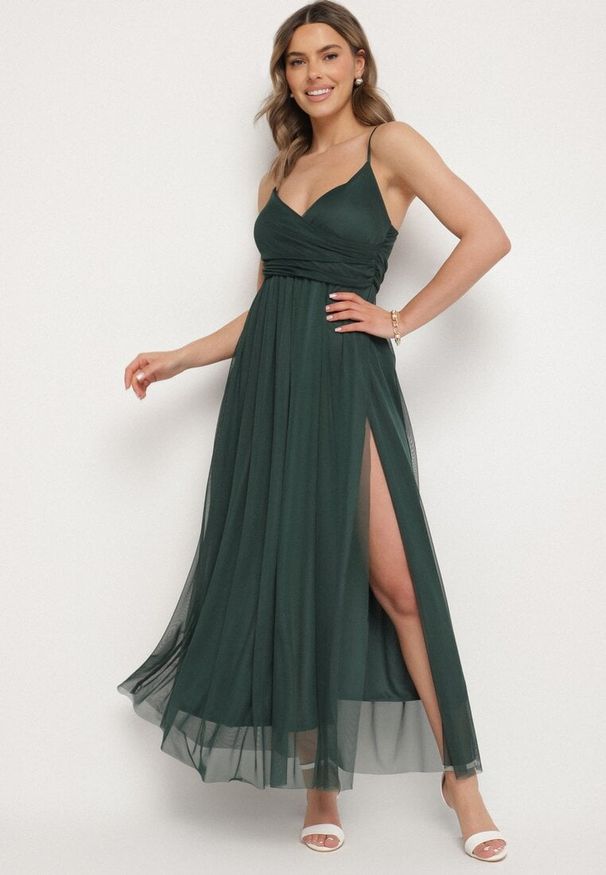 Born2be - Ciemnozielona Sukienka Koktajlowa z Tiulową Siateczką Devinae. Okazja: na imprezę, na co dzień. Typ kołnierza: dekolt w kształcie V. Kolor: zielony. Materiał: tiul. Długość rękawa: na ramiączkach. Sezon: lato. Styl: wizytowy