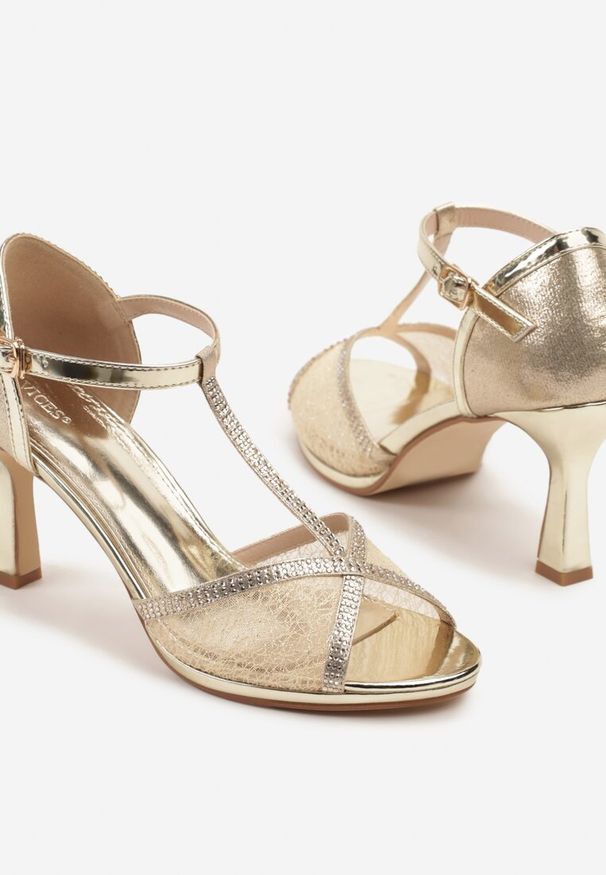 Born2be - Złote Sandały na Szpilce Vices Ozdobione Cyrkoniami Folmilia. Okazja: na wesele, na ślub cywilny. Zapięcie: sprzączka. Kolor: złoty. Wzór: aplikacja. Obcas: na szpilce. Styl: elegancki, klasyczny. Wysokość obcasa: średni