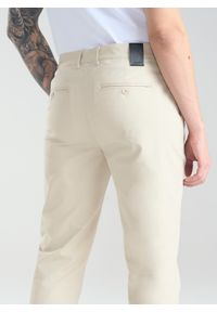 PAKO LORENTE – Beżowe męskie spodnie chino P24SF-WX-004-E-0 - Pako Lorente. Kolor: beżowy. Materiał: bawełna. Sezon: wiosna. Styl: klasyczny #4