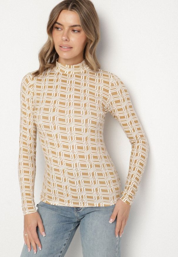 Born2be - Biało-Beżowa Bawełniana Bluzka z Golfem i Długim Rękawem w Geometryczny Wzór Vilitila. Okazja: na co dzień. Typ kołnierza: golf. Kolor: biały. Materiał: bawełna. Długość rękawa: długi rękaw. Długość: długie. Wzór: geometria. Styl: elegancki, casual
