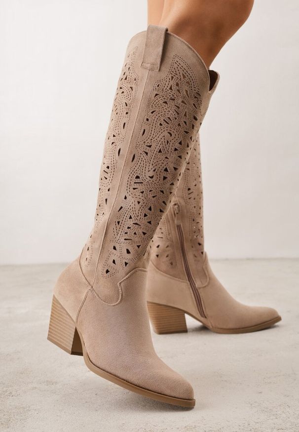 Renee - Ciemnobeżowe Ażurowe Kozaki Typu Kowbojki na Stożkowym Obcasie Antastus. Kolor: beżowy. Materiał: zamsz. Wzór: ażurowy. Obcas: na obcasie. Styl: boho. Wysokość obcasa: średni