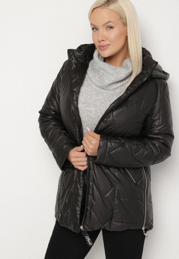 Born2be - Czarna Pikowana Kurtka Ozdobiona Pikowaniem z Odpinanym Kapturem Falerosa. Okazja: na spacer, na co dzień. Kolekcja: plus size. Kolor: czarny. Materiał: jeans. Wzór: aplikacja. Styl: casual