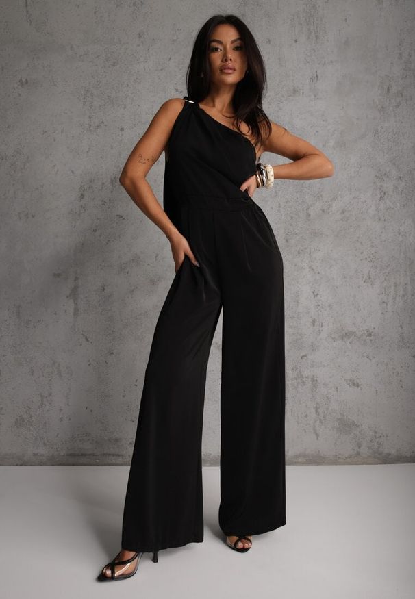 Renee - Czarny Koktajlowy Kombinezon Asymetryczny o Kroju na Jedno Ramię z Klamrą Hurinex. Kolor: czarny. Materiał: materiał. Długość rękawa: na ramiączkach. Styl: wizytowy