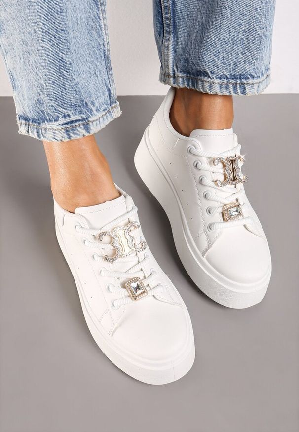 Born2be - Białe Sneakersy na Grubej Podeszwie z Metalicznymi Aplikacjami i Cyrkoniami Arrelana. Nosek buta: okrągły. Zapięcie: sznurówki. Kolor: biały. Materiał: materiał. Wzór: aplikacja. Obcas: na obcasie. Wysokość obcasa: niski