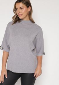 Born2be - Szary Sweter Ozdobiony na Rękawach Cyrkoniami Aletusa. Okazja: na co dzień. Kolor: szary. Materiał: jeans. Wzór: aplikacja. Styl: elegancki, casual #1