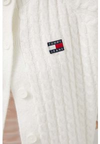 Tommy Jeans kardigan z domieszką wełny kolor biały. Kolor: biały. Materiał: wełna. Długość rękawa: raglanowy rękaw. Wzór: ze splotem #5