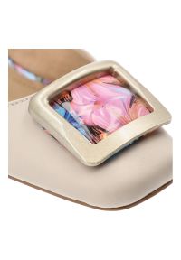 Czółenka damskie S.Barski, slingback ze skóry naturalnej z efektownym, kolorowym obcasem i ozdobną klamrą z regulowanym paskiem, beżowe, LZ61-2018. Okazja: na ślub cywilny, na wesele, na imprezę. Zapięcie: klamry. Kolor: beżowy. Materiał: skóra. Wzór: kolorowy. Obcas: na obcasie. Styl: elegancki. Wysokość obcasa: średni #7