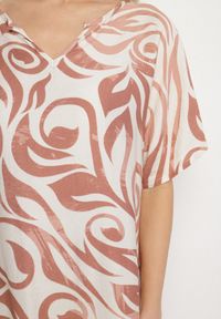 Born2be - Brązowa Pudełkowa Sukienka w Ornamentalny Wzór z Wiskozy Tosela. Okazja: na co dzień. Typ kołnierza: dekolt w serek. Kolor: brązowy. Materiał: wiskoza. Długość rękawa: krótki rękaw. Typ sukienki: sportowe, w kształcie A, proste. Styl: sportowy, klasyczny, casual, elegancki #6