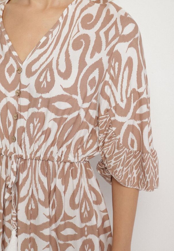 Born2be - Jasnobeżowa Sukienka Bawełniana w Ornamentalny Wzór z Gumką w Talii Orrielle. Okazja: na co dzień. Typ kołnierza: dekolt w serek. Kolor: beżowy. Materiał: bawełna. Typ sukienki: sportowe. Styl: casual, sportowy