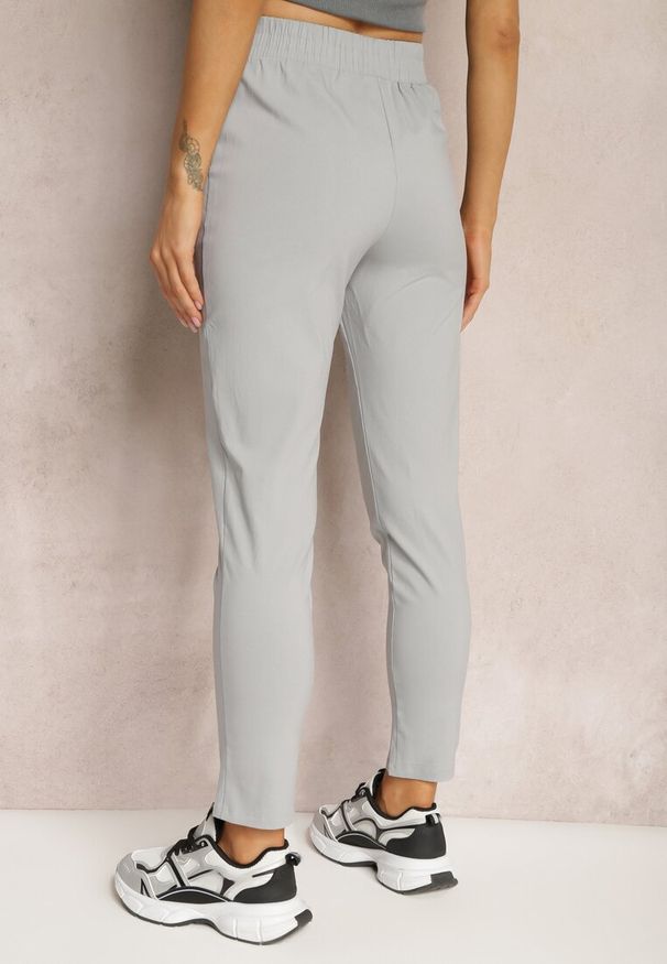 Renee - Jasnoszare Spodnie High Waist z Elastycznego Materiału Wykończone Gumką Rigadona. Stan: podwyższony. Kolor: szary. Materiał: materiał. Styl: elegancki