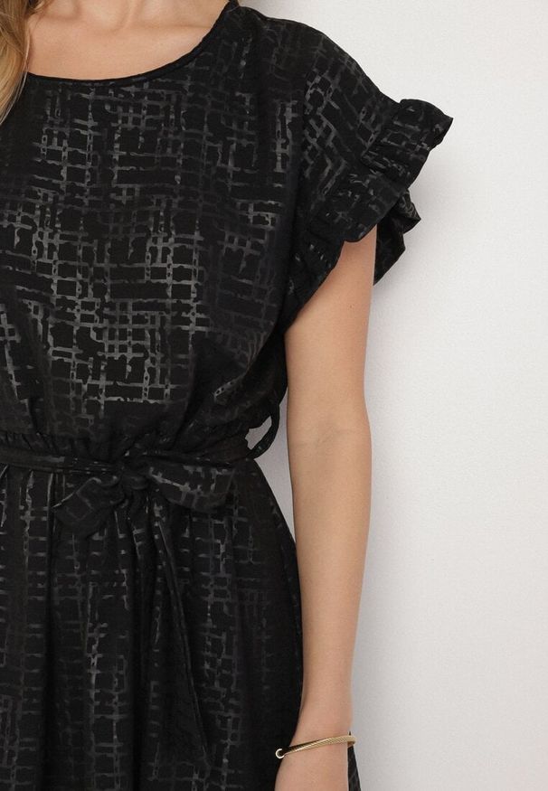 Born2be - Czarna Sukienka Ozdobiona Falbankami i Paskiem Izulira. Typ kołnierza: kołnierz z falbankami. Kolor: czarny. Wzór: aplikacja. Styl: elegancki