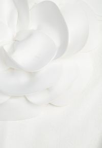 Renee - Biała Bluzka z Wiskozy o Asymetrycznym Kroju z Aplikacją 3D z Kwiatem Cheleta. Okazja: na imprezę. Kolor: biały. Materiał: wiskoza. Wzór: aplikacja, kwiaty #4