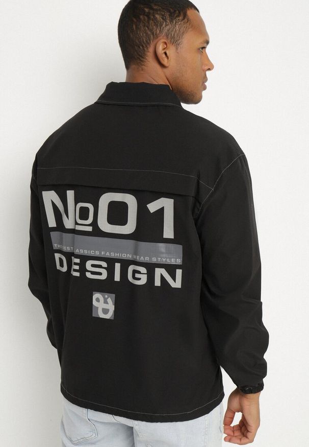 Born2be - Czarna Kurtka ze Ściągaczem i Ozdobnymi Napisami Efaliris. Kolor: czarny. Wzór: napisy. Styl: sportowy