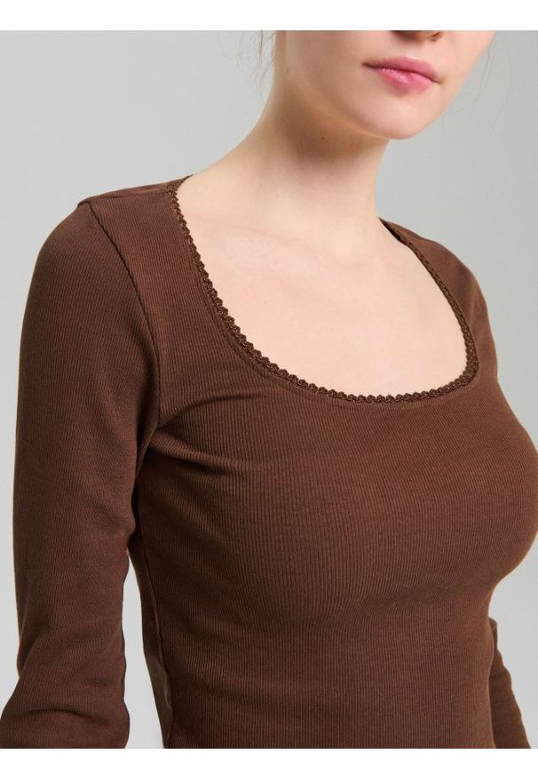 Sinsay - Bawełniana bluzka z długim rękawem - brązowy. Kolor: brązowy. Materiał: bawełna. Długość rękawa: długi rękaw. Długość: długie