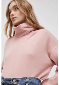 Vero Moda Sweter damski kolor różowy z golfem. Typ kołnierza: golf. Kolor: różowy. Materiał: materiał, dzianina, wiskoza. Długość rękawa: długi rękaw. Długość: długie