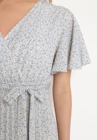 Born2be - Beżowo-Fioletowa Rozkloszowana Sukienka z Gumką w Pasie i Materiałowym Paskiem Prissa. Okazja: na co dzień. Typ kołnierza: dekolt w kształcie V. Kolor: beżowy. Materiał: materiał. Długość rękawa: krótki rękaw. Styl: elegancki, casual #3