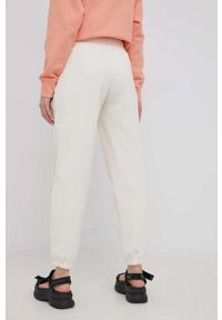 Puma spodnie 533515 damskie kolor beżowy gładkie. Stan: podwyższony. Kolor: beżowy. Materiał: włókno, materiał. Wzór: gładki #2