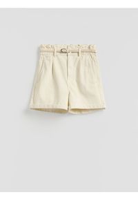 Reserved - Jeansowe szorty z paskiem - kremowy. Kolor: kremowy. Materiał: jeans