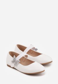 Born2be - Białe Balerinki z Paskiem z Cyrkoniową Aplikacją w Kształcie Motyla Nellsey. Okazja: na uczelnię. Zapięcie: pasek. Kolor: biały. Wzór: aplikacja. Styl: elegancki #6