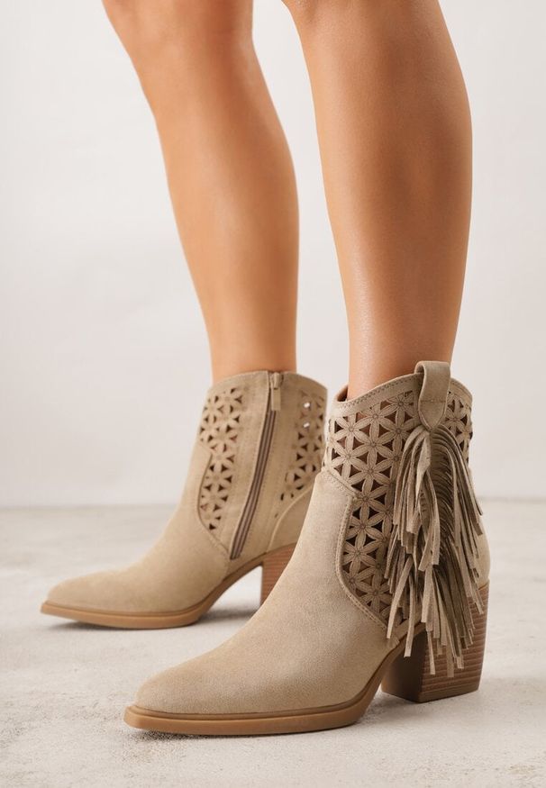 Renee - Ciemnobeżowe Ażurowe Botki Typu Kowbojki na Stożku Ozdobione Frędzlami Pentora. Kolor: beżowy. Materiał: jeans. Wzór: aplikacja, ażurowy. Obcas: na stożku