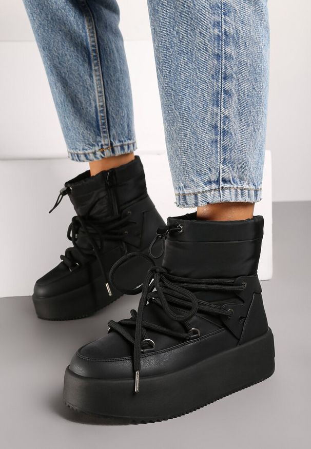 Renee - Czarne Śniegowce na Platformie ze Sznurowaniem i Ściągaczem Tinnevia. Okazja: na co dzień, na spacer. Kolor: czarny. Materiał: wełna. Sezon: zima. Obcas: na platformie. Styl: casual, elegancki