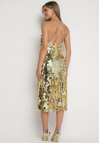 Born2be - Złota Asymetryczna Sukienka Bogato Zdobiona Cekinami z Wiązaniem na Plecach Lericie. Kolor: złoty. Wzór: aplikacja. Typ sukienki: asymetryczne #4