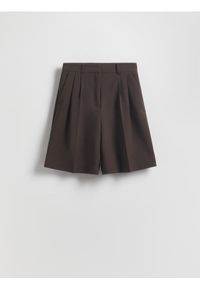 Reserved - Bermudy z kantem - ciemnobrązowy. Kolor: brązowy. Materiał: tkanina. Wzór: gładki #1
