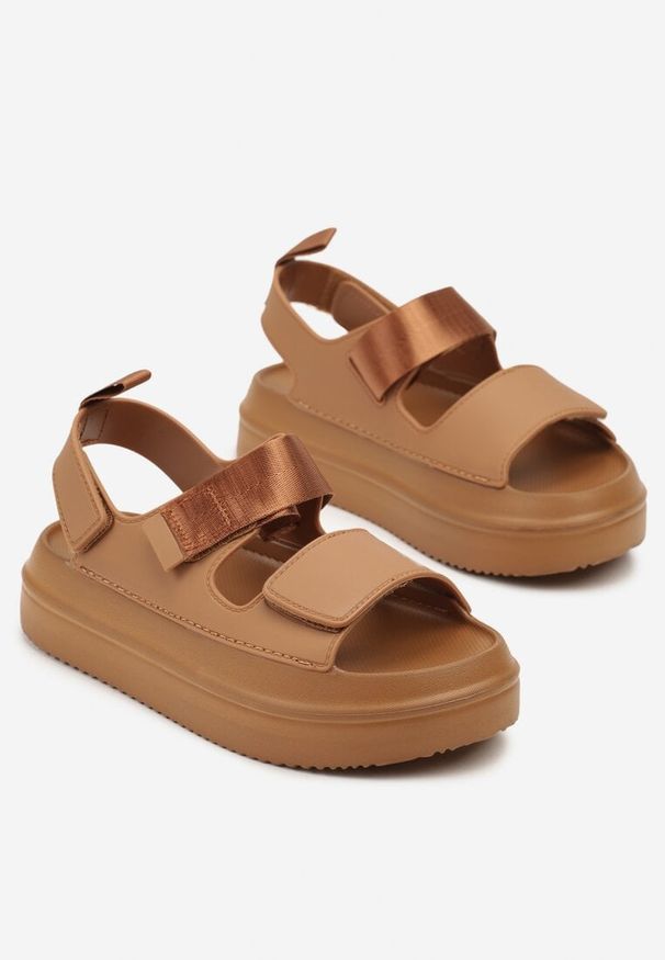 Renee - Brązowe Sandały w Stylu Chunky na Platformie z Pianki Zapinane na Rzep Vinamia. Okazja: na spacer, na co dzień. Zapięcie: rzepy. Kolor: brązowy. Sezon: lato. Obcas: na platformie. Styl: casual