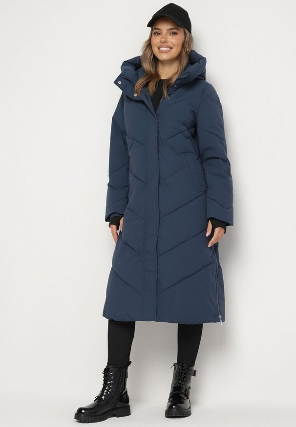 Born2be - Granatowa Kurtka Pikowana o Długim Fasonie z Nieodpinanym Kapturem i Kieszeniami Nerilani. Okazja: na spacer, na co dzień. Kolor: niebieski. Materiał: skóra. Długość: długie. Sezon: zima. Styl: casual, elegancki