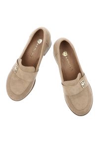 Półbuty damskie Armodo, cholewka ze skóry naturalnej zamszowej wsuwany fason z zabudowanym przodem, beżowe, 20207. Kolor: beżowy. Materiał: zamsz, skóra. Szerokość cholewki: normalna #2