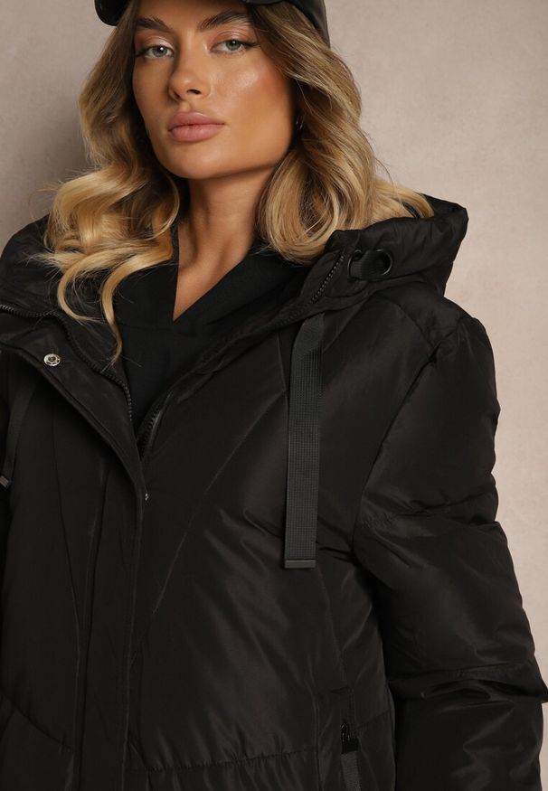 Renee - Czarna Pudełkowa Kurtka o Długim Kroju z Pikowanymi Przeszyciami Kapturem i Kieszeniami Calatta. Okazja: na co dzień, do pracy. Kolor: czarny. Materiał: jeans. Długość: długie. Styl: casual, elegancki