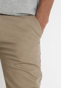 Born2be - Ciemnobeżowe Bawełniane Spodnie z Prostymi Nogawkami Sonisa. Kolor: beżowy. Materiał: bawełna. Długość: długie #5