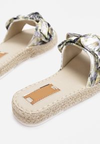 Renee - Białe Klapki Thelishae. Nosek buta: otwarty. Kolor: biały. Materiał: materiał. Obcas: na platformie #3