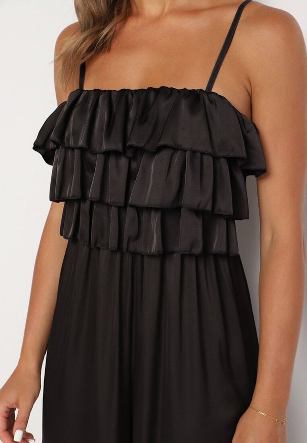 Born2be - Czarny Kombinezon Koktajlowy na Regulowanych Ramiączkach z Falbankami i Gumką w Pasie Tesvia. Okazja: na co dzień. Kolor: czarny. Długość rękawa: na ramiączkach. Styl: wizytowy