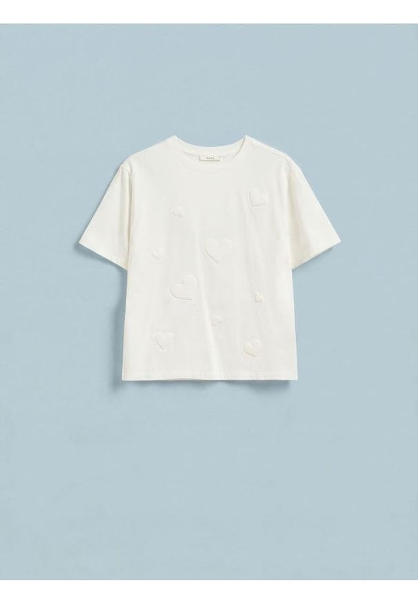Reserved - T-shirt z haftem w serca - złamana biel. Materiał: dzianina, bawełna. Wzór: haft