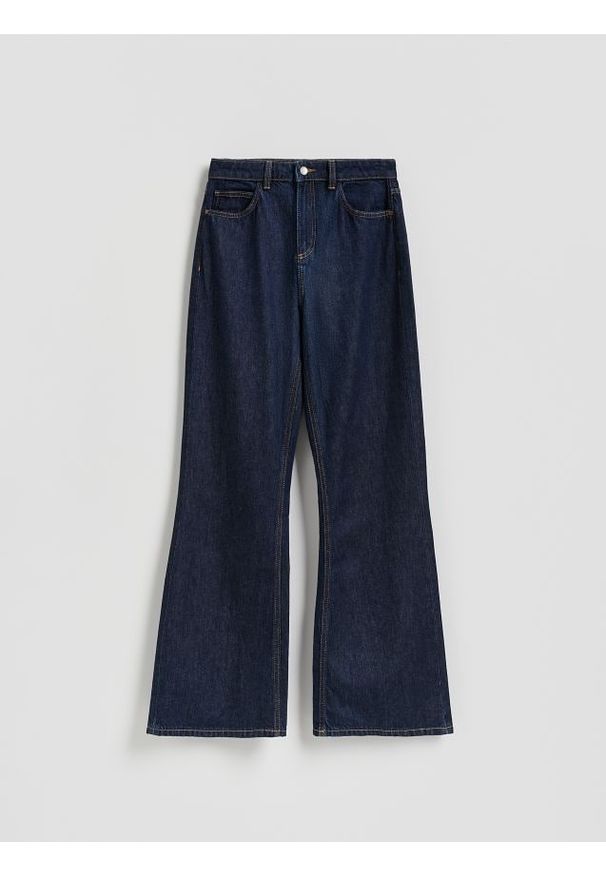 Reserved - Jeansy flare - granatowy. Kolor: niebieski