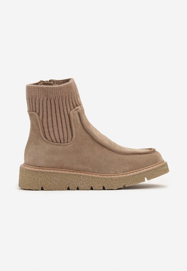 Renee - Ciemnobeżowe Ekozamszowe Botki z Prążkowaną Dopasowaną Cholewką na Niskim Koturnie Manzina. Okazja: na co dzień. Kolor: beżowy. Materiał: prążkowany. Szerokość cholewki: normalna. Obcas: na koturnie. Styl: casual, rockowy, elegancki