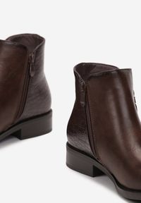 Renee - Brązowe Botki Ozdobione Frędzlami na Suwaku i Wężowym Wzorem Sion. Nosek buta: okrągły. Zapięcie: zamek. Kolor: brązowy. Materiał: materiał. Wzór: aplikacja. Sezon: jesień, zima. Obcas: na obcasie. Wysokość obcasa: niski #5