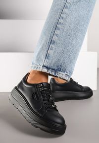 Renee - Czarne Skórzane Sneakersy na Platformie Ozdobione Aplikacją Doliresa. Okazja: na co dzień. Kolor: czarny. Materiał: skóra. Wzór: aplikacja. Obcas: na platformie