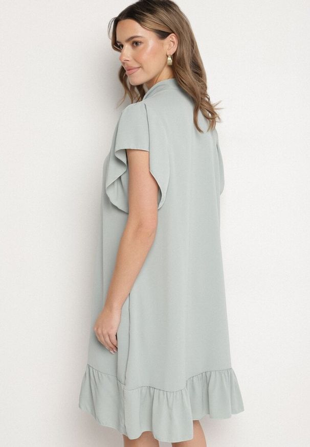 Born2be - Jasnozielona Sukienka Koszulowa z Guzikami i Falbankami Tenalena. Okazja: na co dzień. Typ kołnierza: kołnierz z falbankami. Kolor: zielony. Typ sukienki: koszulowe. Styl: elegancki, sportowy, casual