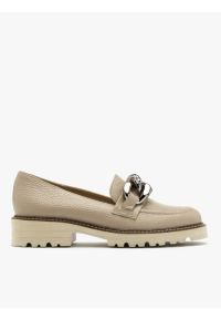 Ryłko - Beżowe mokasyny z ozdobnym łańcuchem. Nosek buta: okrągły. Kolor: beżowy. Materiał: skóra. Styl: street #1