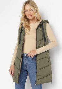 Born2be - Zielona Pikowana Kamizelka Dwustronna z Kapturem Essata. Okazja: na spacer, na co dzień. Typ kołnierza: kaptur. Kolor: zielony. Materiał: jeans. Wzór: gładki. Styl: casual, klasyczny, sportowy #5