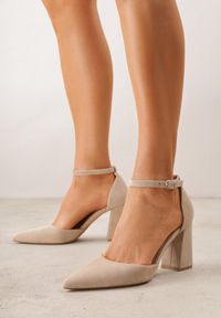 Renee - Ciemnobeżowe Czółenka z Imitacji Zamszu na Słupkowym Obcasie ze Szpiczastym Noskiem Hadina. Okazja: na randkę. Nosek buta: szpiczasty. Zapięcie: pasek. Kolor: beżowy. Materiał: zamsz. Obcas: na obcasie. Wysokość obcasa: średni #1