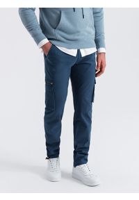 Ombre Clothing - Spodnie męskie cargo STRAIGHT LEG z trójkątnym pinem na kieszeni – ciemnoniebieskie V4 - Rozmiar: S. Okazja: na co dzień. Kolor: niebieski. Materiał: bawełna, elastan, materiał. Wzór: gładki. Styl: casual, elegancki