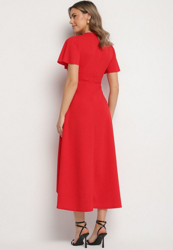 Born2be - Czerwona Rozkloszowana Sukienka Ozdobiona Marszczeniem Odallica. Kolor: czerwony. Wzór: aplikacja. Typ sukienki: rozkloszowane. Styl: elegancki