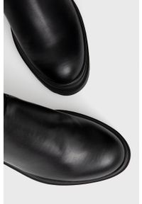 Red Valentino Kozaki damskie kolor czarny na platformie. Nosek buta: okrągły. Kolor: czarny. Materiał: guma. Szerokość cholewki: normalna. Obcas: na platformie #3