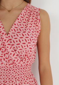 Born2be - Różowa Sukienka Midi z Wiskozy z Cienkimi Gumkami w Pasie i Kopertowym Dekoltem Manni. Typ kołnierza: dekolt kopertowy. Kolor: różowy. Materiał: wiskoza. Długość rękawa: bez rękawów. Wzór: kwiaty. Typ sukienki: kopertowe. Długość: midi #3