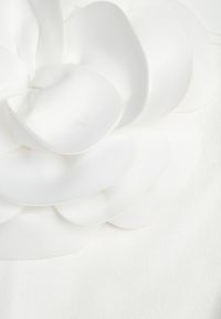 Renee - Biała Bluzka z Wiskozy o Asymetrycznym Kroju z Aplikacją 3D z Kwiatem Cheleta. Okazja: na imprezę. Kolor: biały. Materiał: wiskoza. Wzór: kwiaty, aplikacja #8