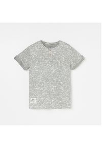 Reserved - Bawełniany t-shirt w paski z efektem sprania - Kremowy. Kolor: kremowy. Materiał: bawełna. Wzór: paski #1