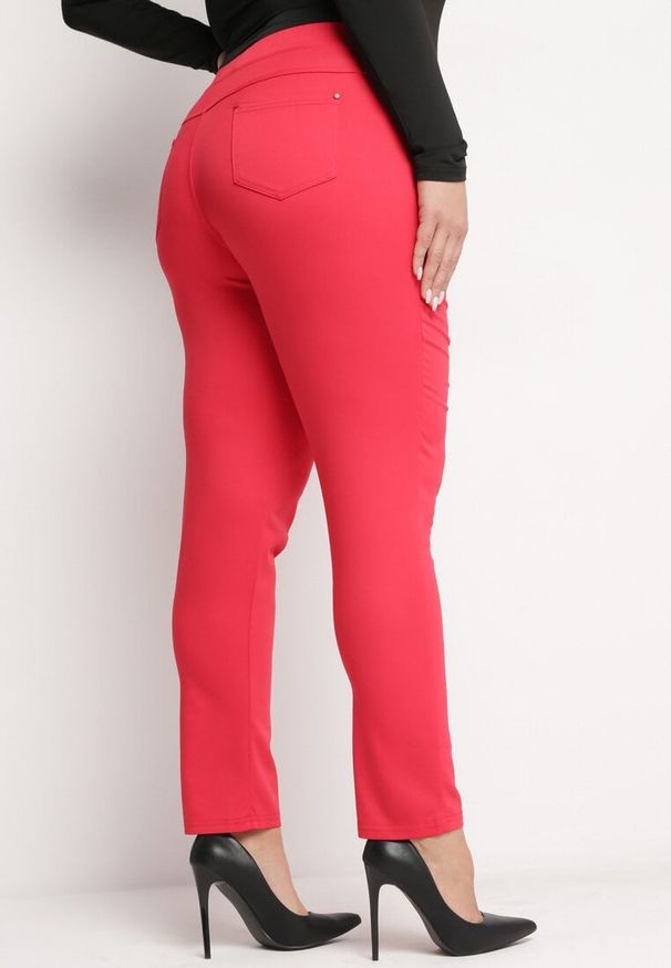 Born2be - Czerwone Spodnie Regular z Elastyczną Talią i Wsuwanymi Kieszonkami Astridda. Okazja: na co dzień. Kolekcja: plus size. Kolor: czerwony. Styl: casual